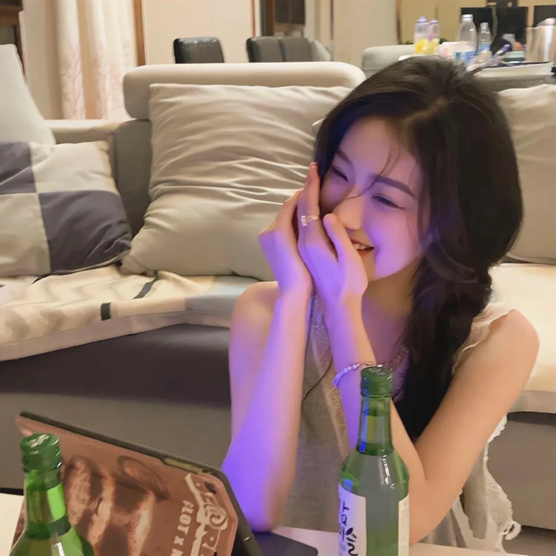 51黑料网揭秘 - 某顶流男星被曝与经纪人隐婚三年，女方已孕